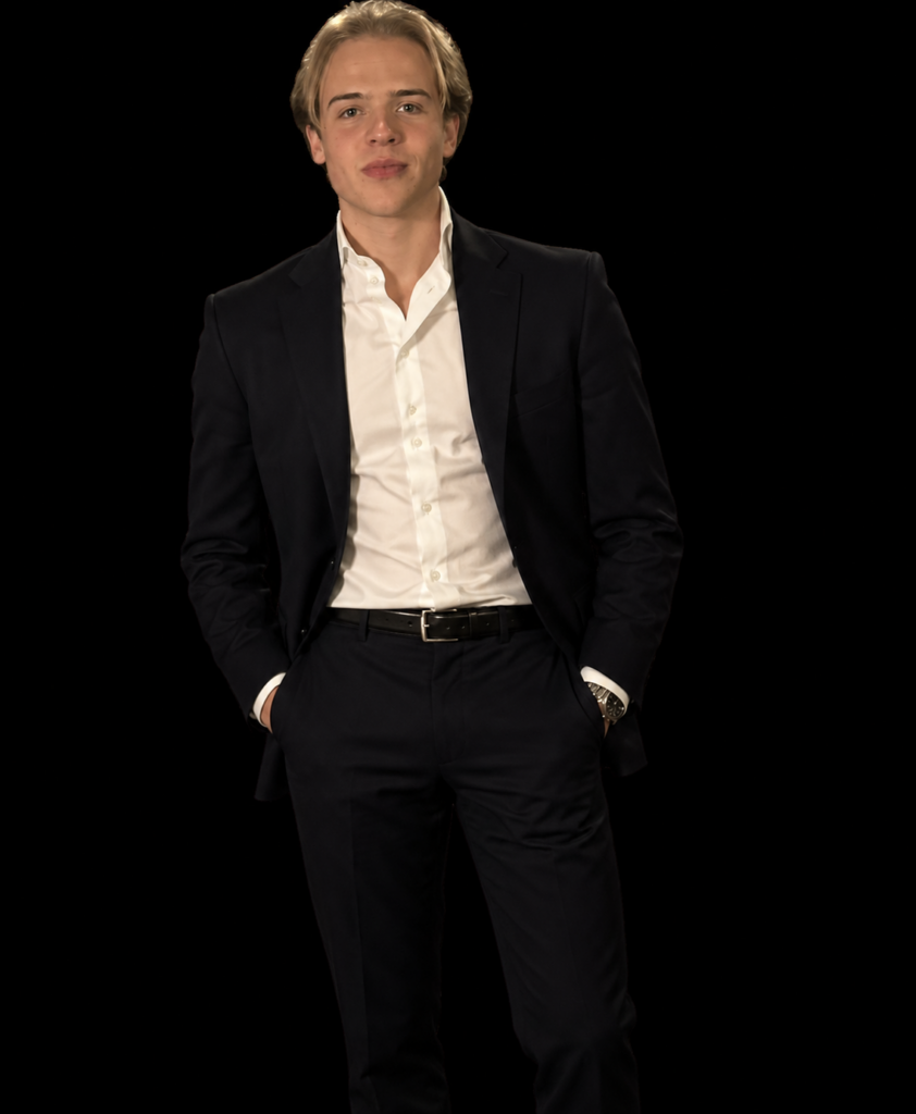 Floris Ester, commercieel econoom in opleiding, in donkerblauw pak met wit overhemd